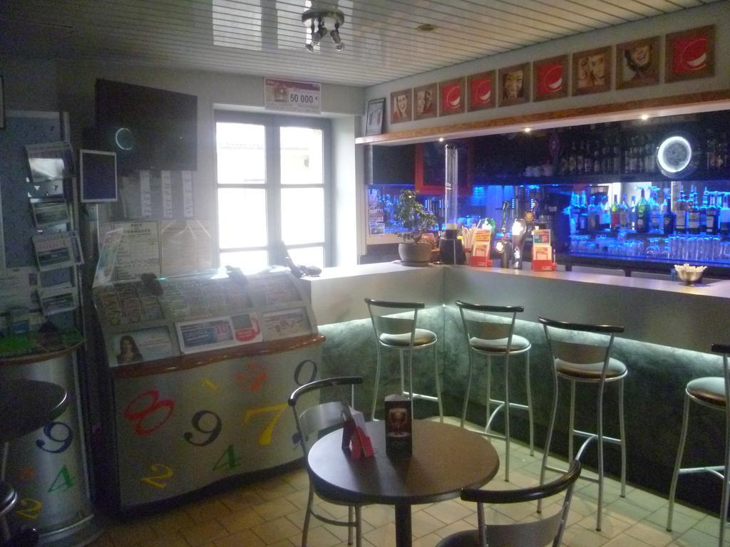 Hôtel des Voyageurs Vorey Extérieur photo